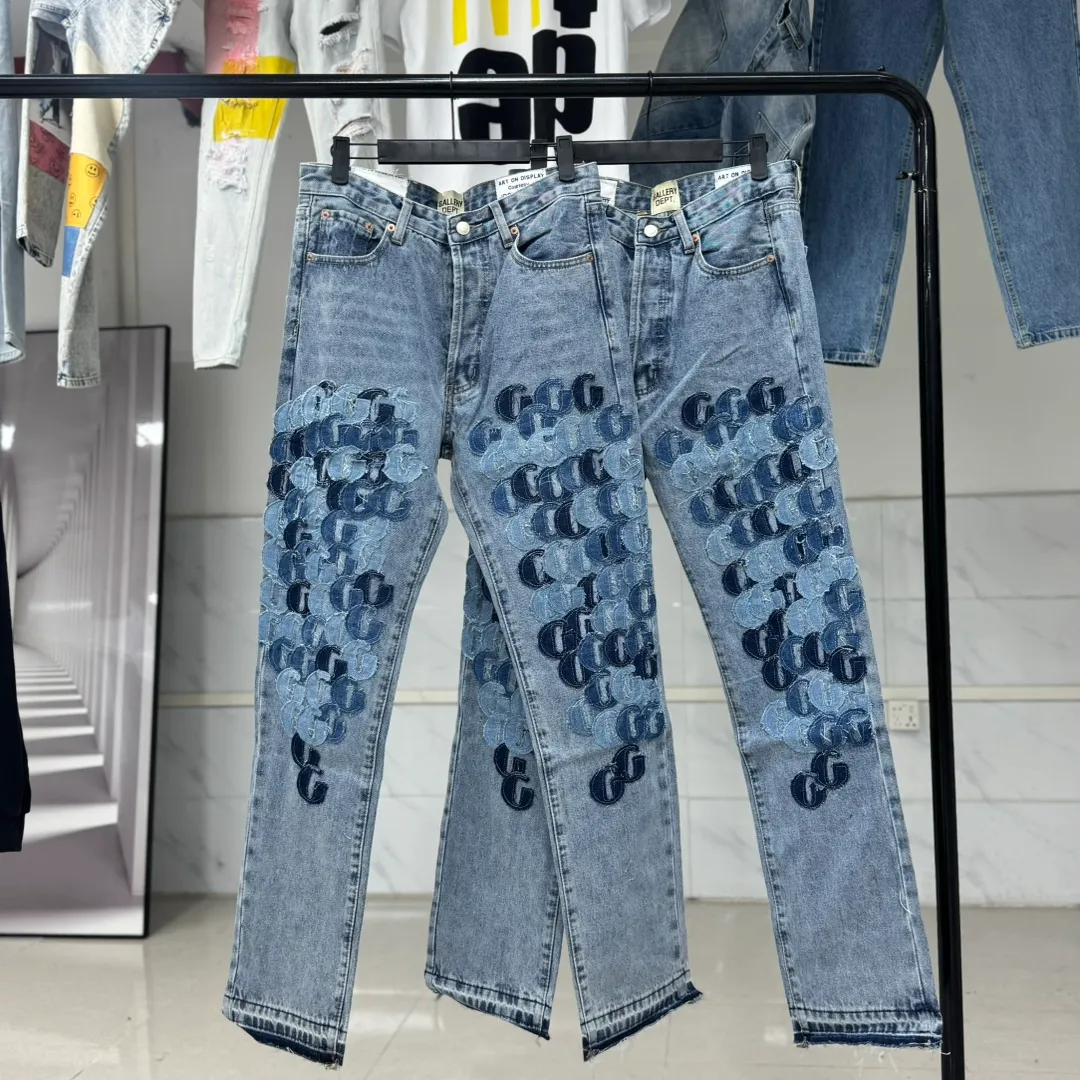 #8062 P286💰 GALLERY DEPT.G letter patch pudding 5001 denim washed and distressed spliced jeans -Original purchase and pattern making to truly restore the ultimate vintage texture -Original hardware accessories, washed and other elevators, QR code analysis are all purchased from the original factory, high degree of restoration, you are welcome to compare with a certain product ~ -Three-dimensional version Loose and comfortable, not picky about the figure, taller and slimmer, factory Seiko, original factory quality control, same style for men and women, can be matched with couples Versatile recommendation: must-have jeans for all seasons Color: blue Size: S-XXL (28-36)
